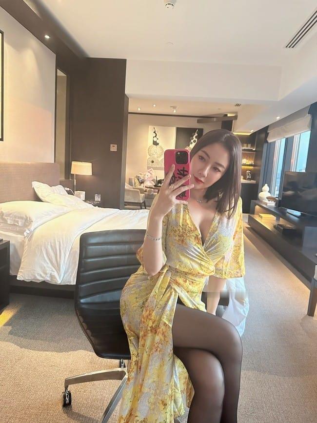 [微密圈]果儿Victoria –黄色战袍[23P-27M]-2